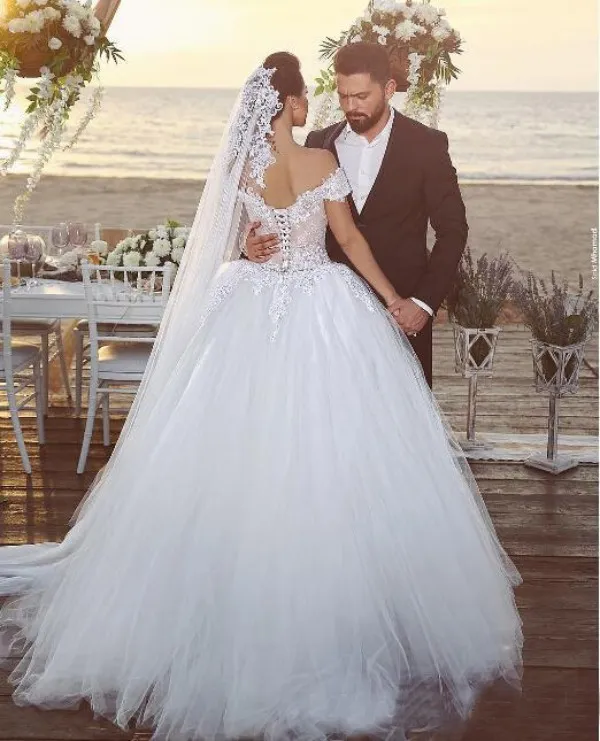 Arabic Big Ball Gown Wedding Dresses Off the Shoulder Nude Lined Top Romantic Lace Appliques Soft Tulle Puffy Bridal Gowns Corset Back