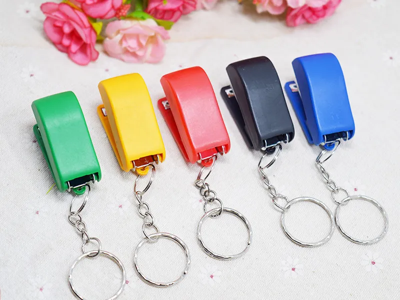 2017 Ny grossist Portable Häftklammer Användning För Skolkontor Keychain Mini Stapler Office Tillbehör Gratis frakt