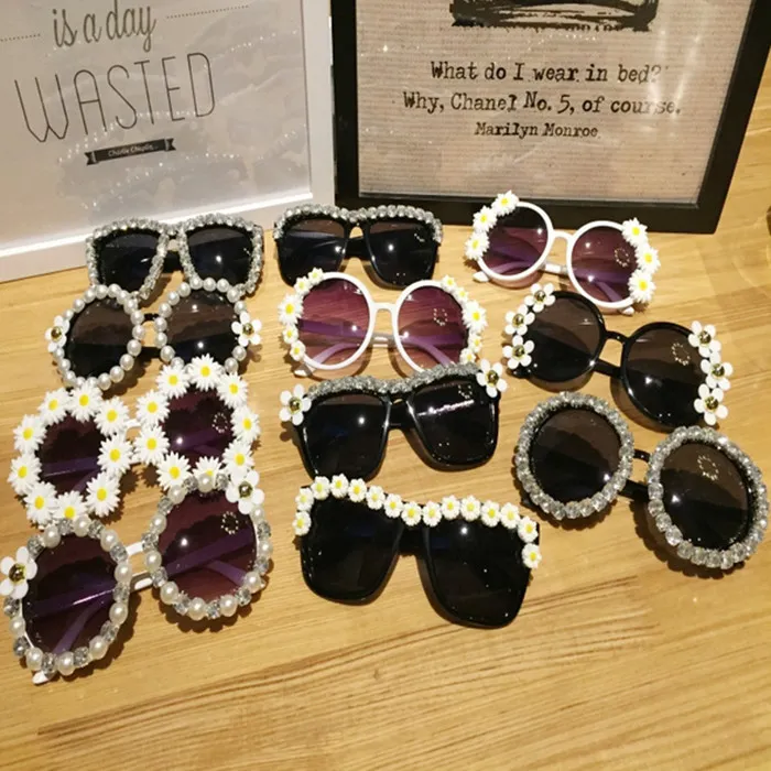 Rhinestone Flower Sunglasses - Women display picture 1