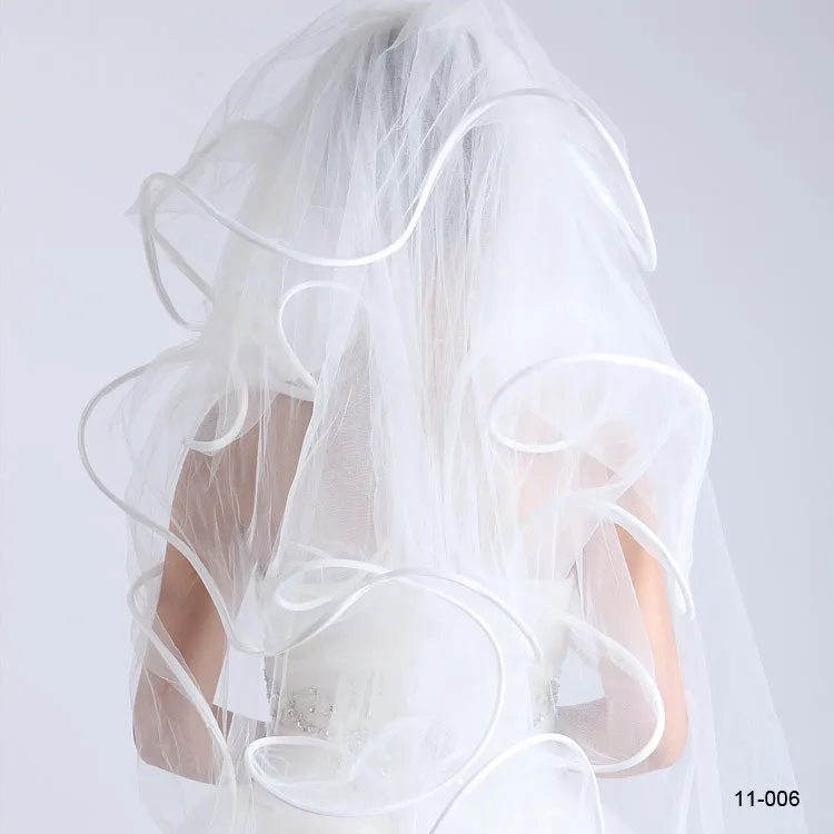 2022 Mulheres elegantes 4 camadas Tulle White Wedding Véils Ribbon Edge Acessórios de casamento Véu de noiva com Comb9543386