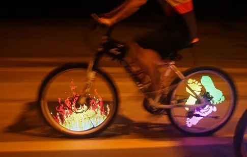 Nuovo arrivo bicicletta fai da te ha parlato della ruota della gomma della bici luce programmabile LED a doppia faccia schermo immagine notte giro in bicicletta