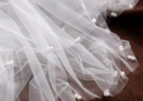 Fantastisk nyaste brudslöja kort mjuk tulle bröllop brudar slöjor med utsökta pärlor billiga högkvalitativa elfenben brudtillbehör