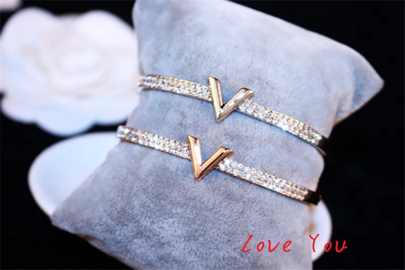 Europe America Fashion Lady Women Print Flower V Letter Design Leather  Bracelet Bangle With Hollow Out Diamond Pendant M6567F251R From Aydqo,  $24.06