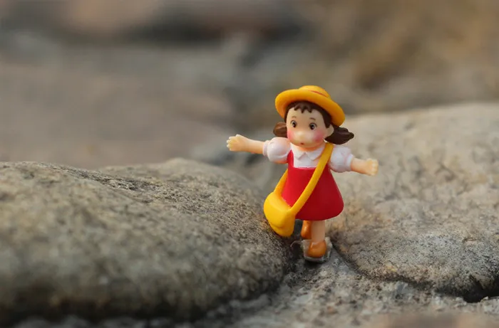 Kawaii Zakka Run Act Loving Girl Raincoat Xiaomei Doll Micro Landscape Anime Cartoon Figurines Fairy Garden Miniatures