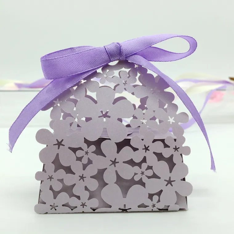 Type-3 100 sztuk Laser Cut Hollow Flower Candy Box Chocolates Pudełka ze wstążką do Wesele Party Baby Shower Favor Prezent