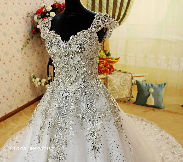 Abiti da sposa di lusso con perline di cristallo Abiti da festa da sposa lunghi da donna romantici con maniche ad aletta in tulle e pizzo