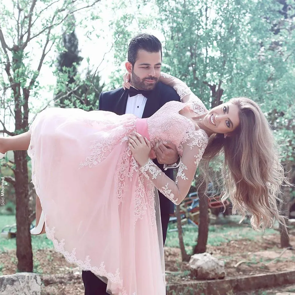 2016 nya arabiska cocktailklänningar älskling Långärmade illusion spets applikationer rosa tulle sashes homecoming klänning kort prom fest kappor