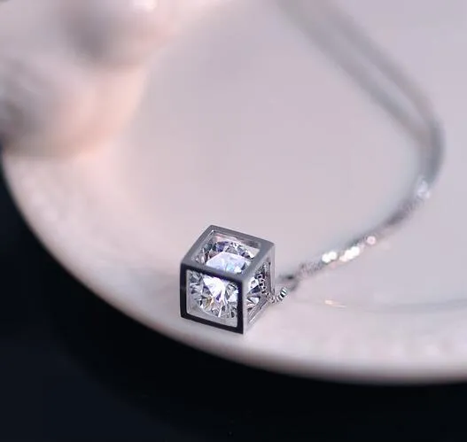 925 Sterling Silver Naszyjnik S925 Kryształ Biżuteria Plac Love Cube Diamond Wisiorek Oświadczenie Naszyjniki Wedding Vintage Woman Fashion