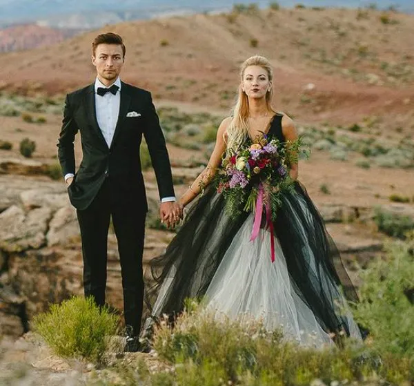 Vintage svart och vitt bröllopsklänning gotisk djup v nacke ärmlös spets topp tulle kjol strand brudklänningar baklöst brudslitage