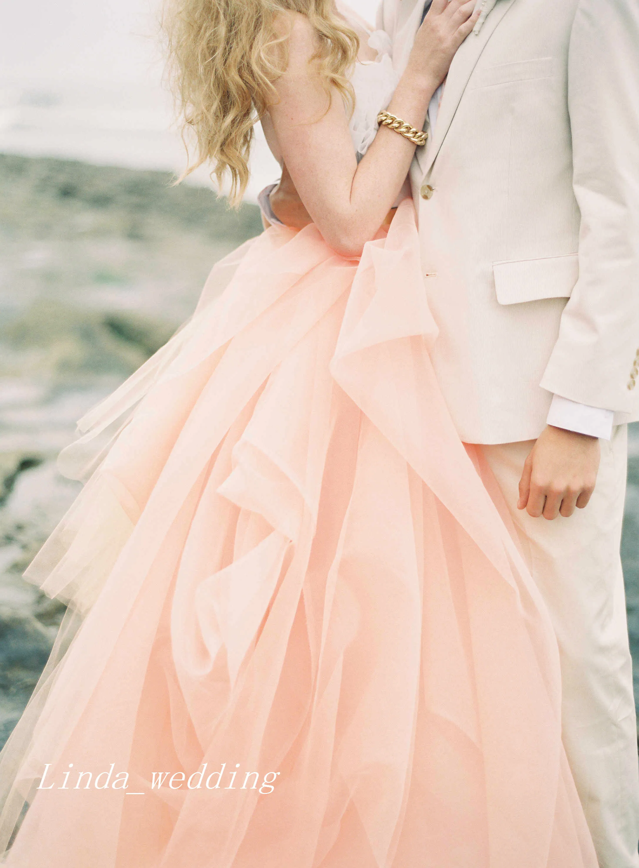 Conto De Fadas Pêssego Vestidos De Casamento De Ouro E Branco Bonito Uma Linha Longo De Tule Mulheres Nupcial Do Partido Vestidos