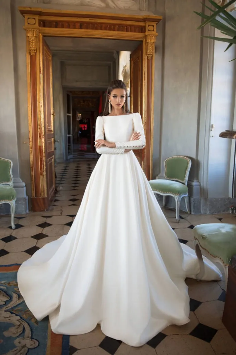 Best Sell Designer Wedding Dresses A Line Satin Backless Sweep Train Long Sleeve Wedding Gowns Bateau Neck Winter Bridal Dress Plus Size