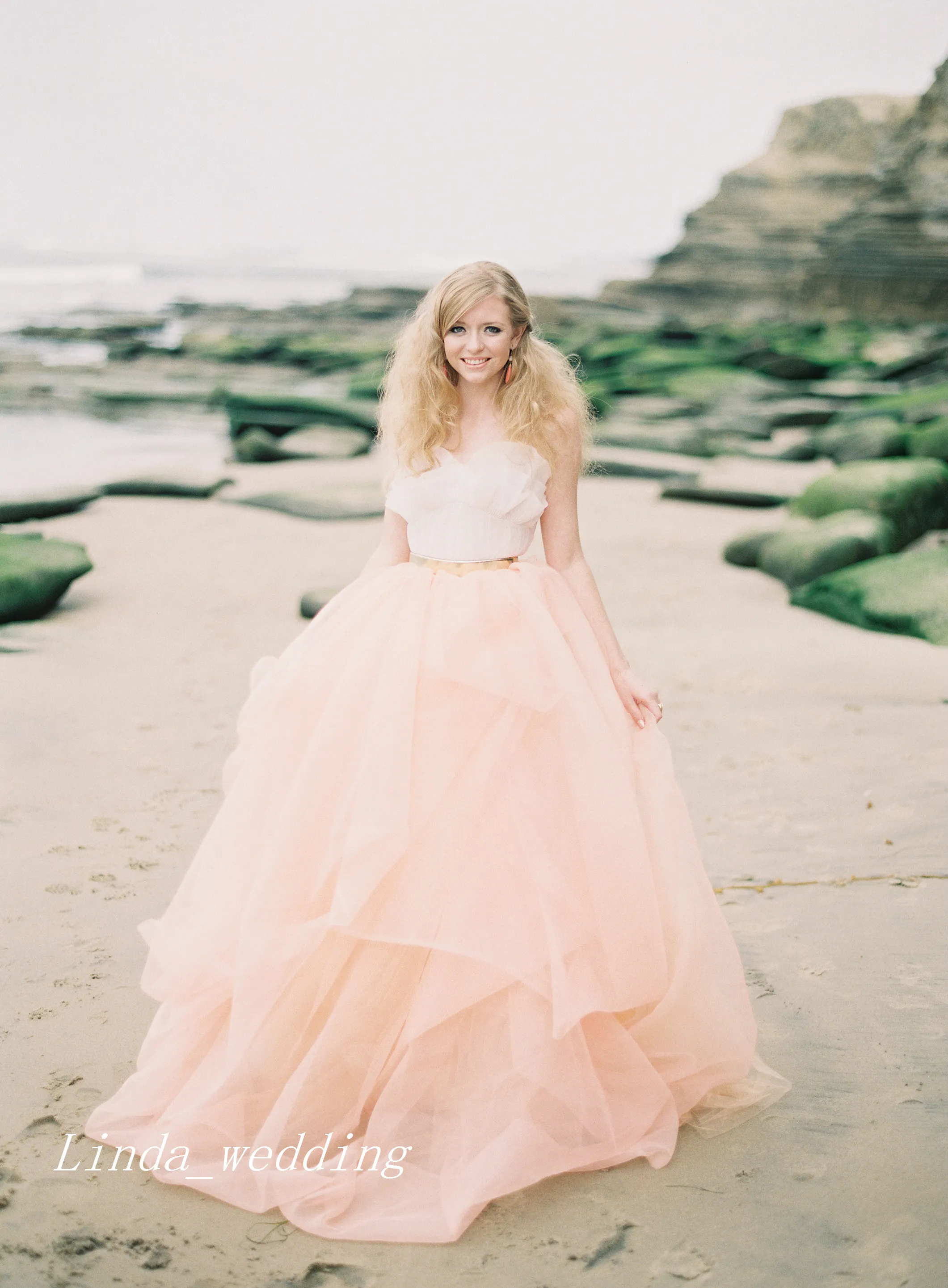 Abiti da sposa da fiaba color pesca oro e bianco Bellissimi abiti da sposa da donna lunghi in tulle con una linea