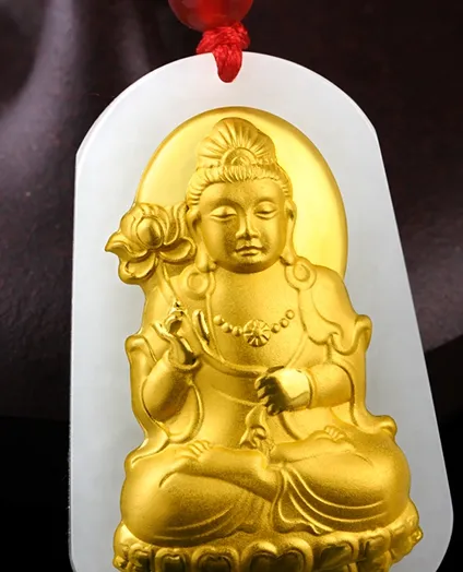 Tendenza di giada intarsiata in oro a bodhisattva protettore. Ciondolo collana talismano.