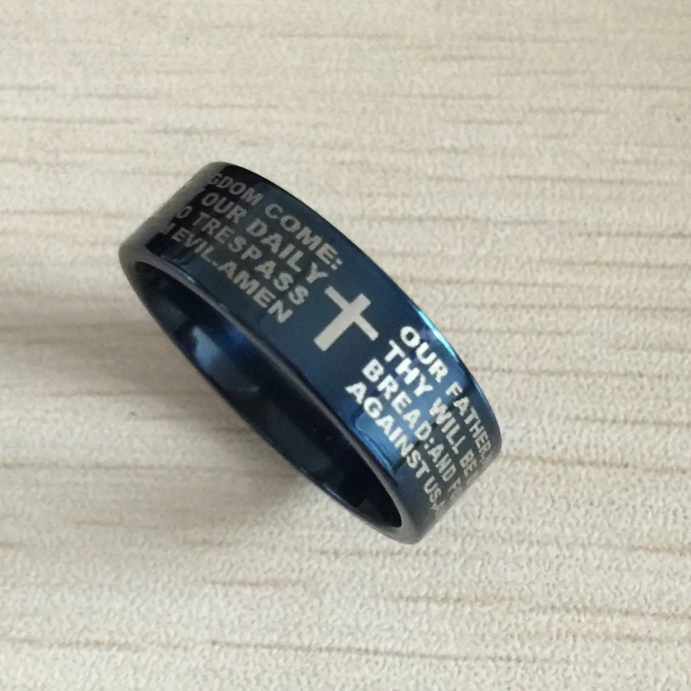 الرجال الأزرق الإنجليزية الكتاب المقدس خاتم 8 مللي متر 316 التيتانيوم الصلب الصليب رسالة الصلاة الكتاب المقدس الزفاف الفرقة سيد الخاتم الرجال النساء