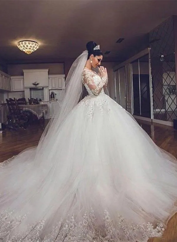 Luxury Arabic Ball Gown Wedding Dresses Sweetheart V Neck Puffy Bridal Gowns Illusion Lace Appliqued Long Sleeves Tulle Skirt Brides Wear