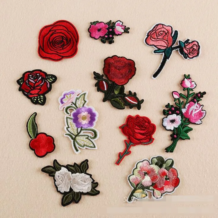 Ferro novo em patches DIY adesivo bordado adesivo para roupas roupas de tecido emblemas costurar flores rosas vermelhas design branco