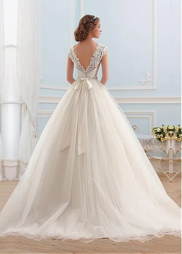 Abito da ballo economico Abito da sposa gonfio Pizzo trasparente Scollo gioiello senza maniche Schienale aperto Abiti da sposa in tulle con cintura di perline Sweep Train