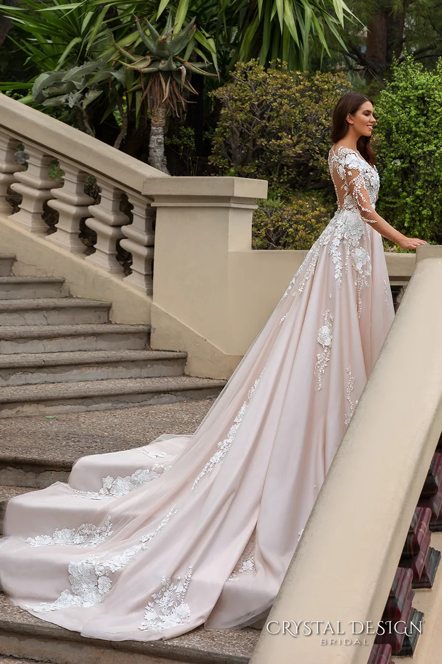 2018 Потрясающие дизайнерские свадебные платья A Line Иллюзия декольте Прозрачные длинные рукава с полной вышивкой Свадебные платья со шлейфом8323499
