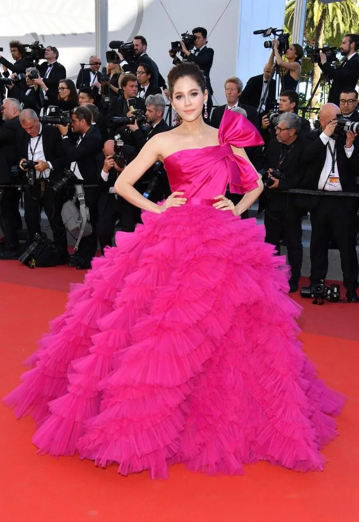 Fushia Suknia Balowa Celebrity Suknie 2018 Sexy Bez Ramiączek Ruffles Tulle Prom Dresses Wielowarstwowa Piętro Długość Wieczór Vestidos Pageant Dress