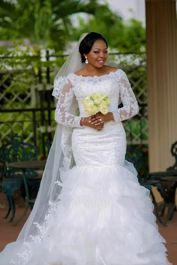 Plus la taille blanche à manches longues en dentelle robe de mariée sirène 2019 illusion perlée dentelle appliques ajustées et évasées robes de mariée corset à lacets dos