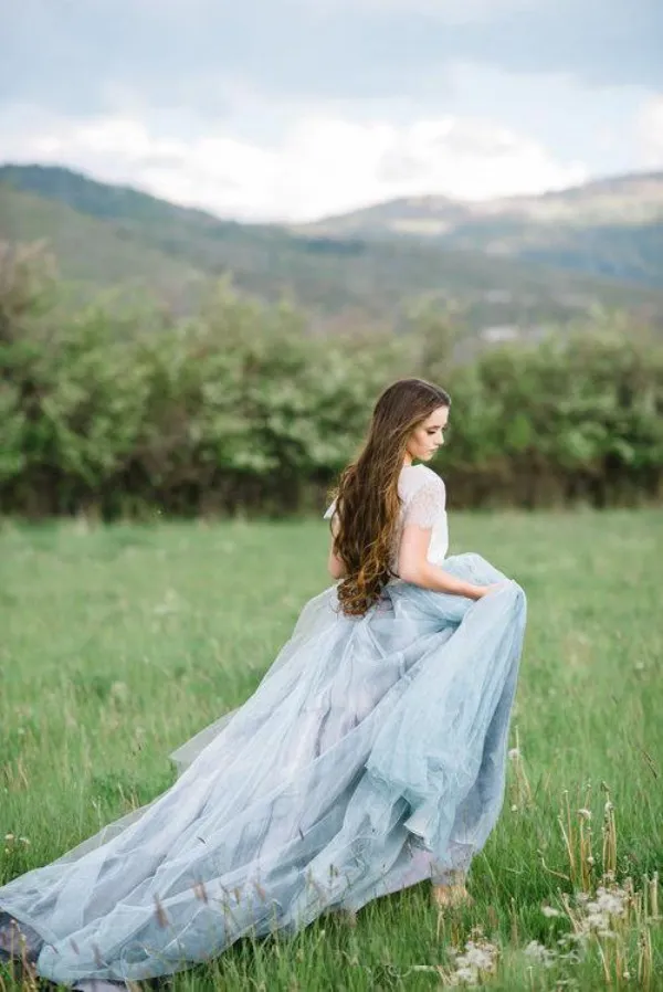 Superbe 2019 robe de mariée pays coloré blanc et bleu pâle robes de mariée pure bijou cou manches courtes dentelle mariées portent balayage train