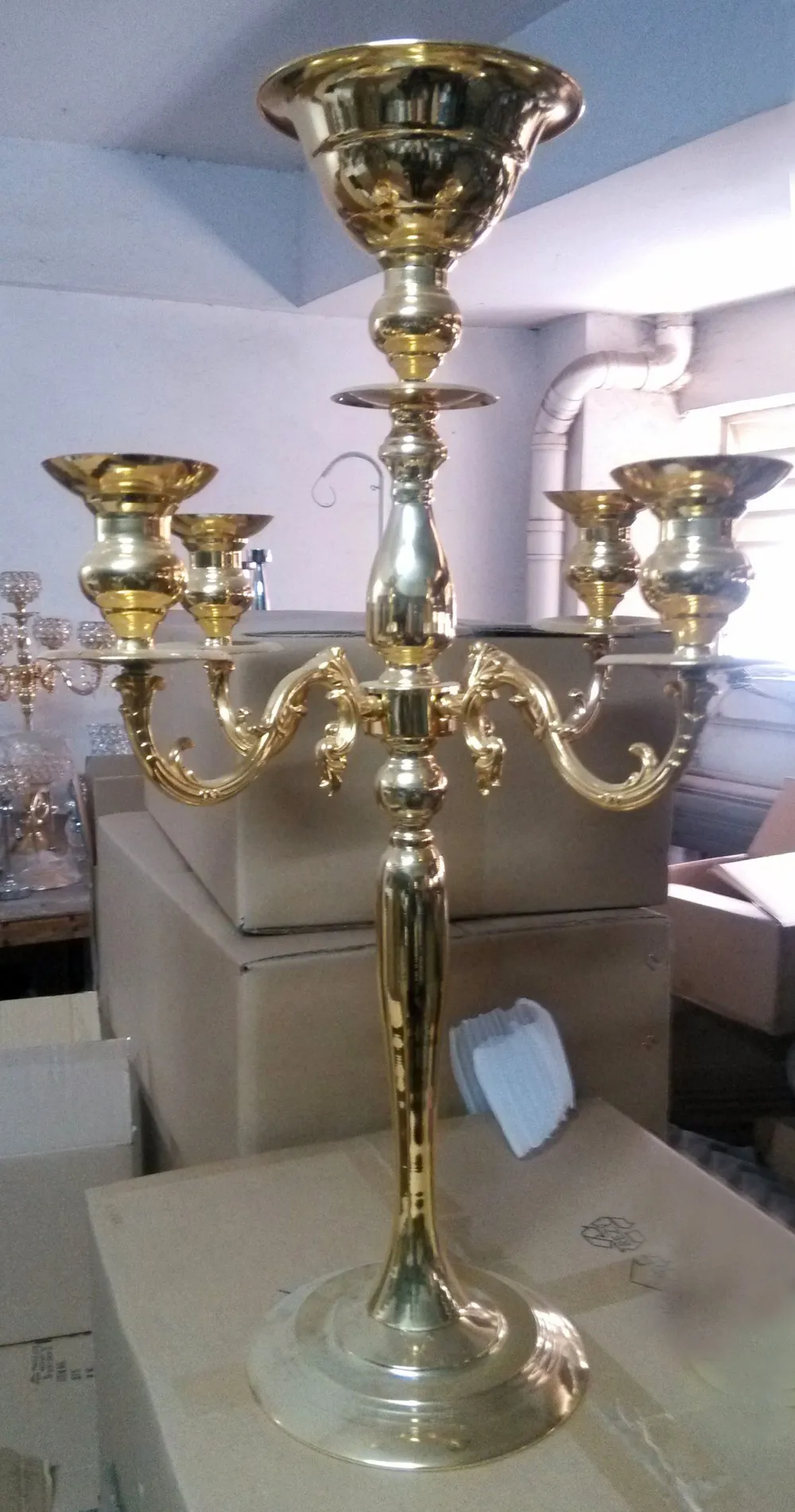 Guldjärn 75cm * W48cm, Guld 5 Heads Crystal Candelabra, Stearinljushållare, Bröllopscentrum, Blomskål Stearinljushållare med hängen