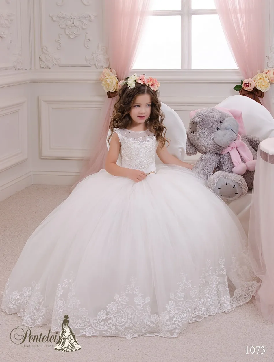 2016 Princess First Communion Dresses for Girls with Jewel Neck and Floor Length Appliques Crystals Tulle Ball Gown Flower Girls Gowns