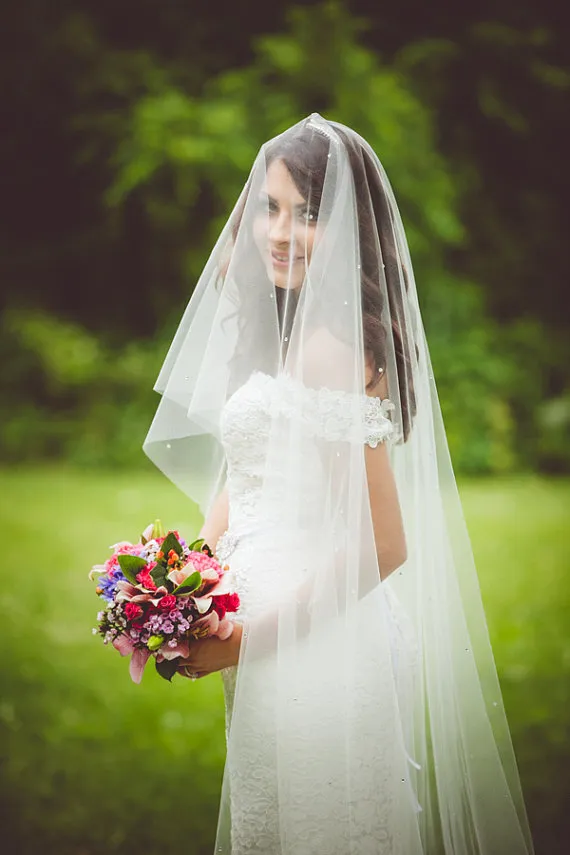 Hot Amazing Najwyższej jakości Najlepsza Sprzedaż Romantyczna Katedra Biała Ivory Cut Edge Veil Swarovski Bridal Head Kawałki na suknie ślubne