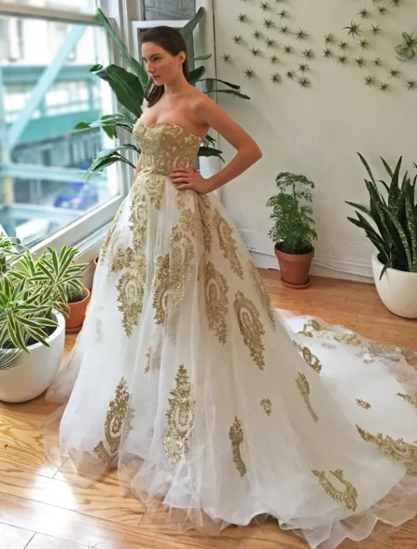 Stunning White and Champagne Gold Wedding Dress A Line Sweetheart Strapless Colored Bridal Gowns Romantic Lace Appliques with Train