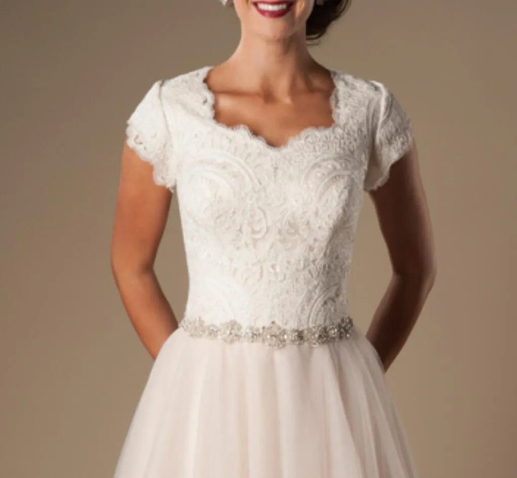 Ivory Champagne Lace Tulle Modest Suknie Ślubne Z Rękawami Cap Zroszony Pasek A-Line Suknie Ślubne Świątynia Suknie Ślubne Nowe Wykonane zamówienia