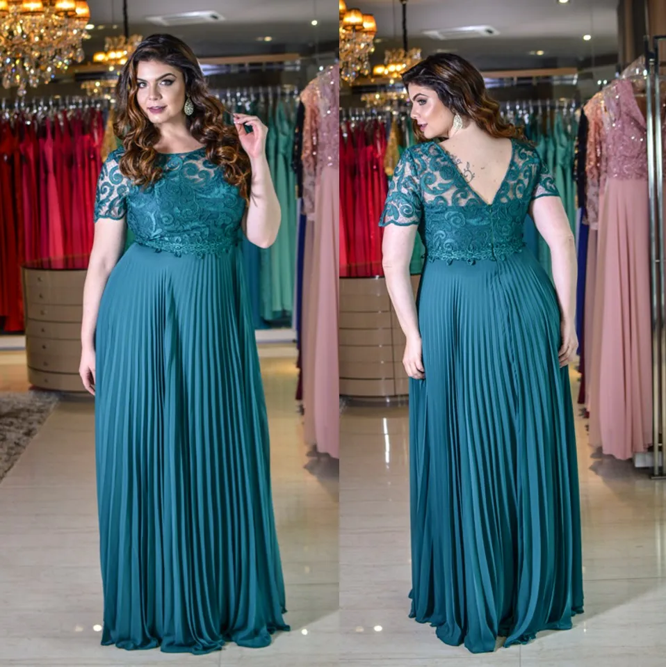 Günstige Plus-Size-Abendkleider aus Spitze mit kurzen Ärmeln, transparenter Bateau-Ausschnitt, A-Linie, plissierte Ballkleider, günstiges bodenlanges formelles Chiffon-Kleid