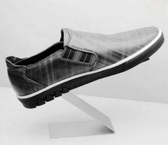 Tępe polerowanie metalowych butów ze stali nierdzewnej wyświetlacza stojak na bok buta.