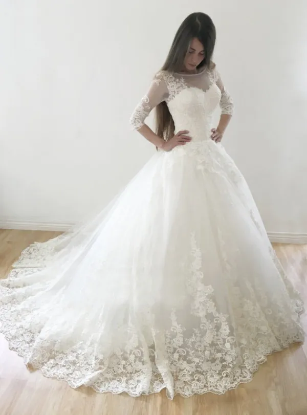 Luxuriöses, bauschiges Ballkleid-Brautkleid in A-Linie mit Ärmeln, Illusion, Bateau-Ausschnitt, Spitzenapplikationen, Reißverschluss, Perlen, Knöpfen, Korsett-Brautkleider