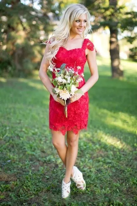 Yeni Seksi Ülke Tarzı Kısa Gelinlik Modelleri Kırmızı Dantel Cap Kollu Sevgiliye Kılıf Artı Boyutu Hizmetçi Onur Gelin Düğün Parti Abiye
