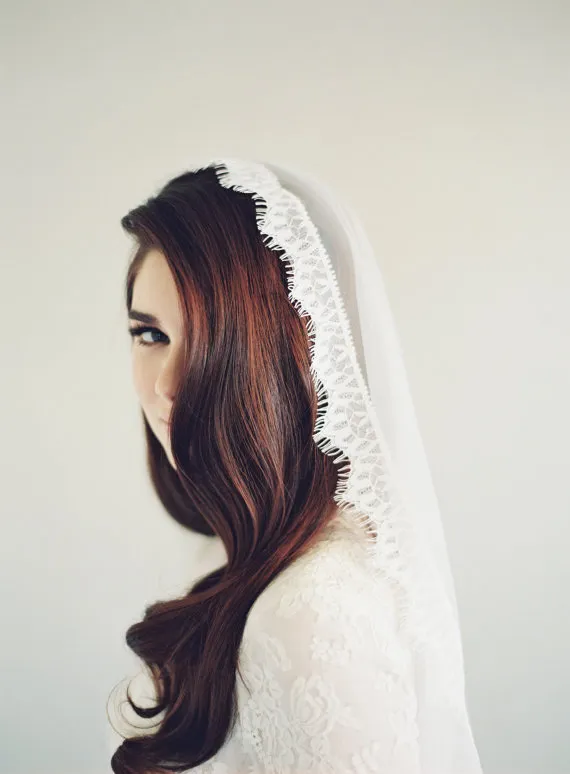 Högkvalitativ bästa försäljning Hot Chapel Kort Elegant Lyx Vit Elfenben Lace Edge Veil Bridal Head Pieces för bröllopsklänningar