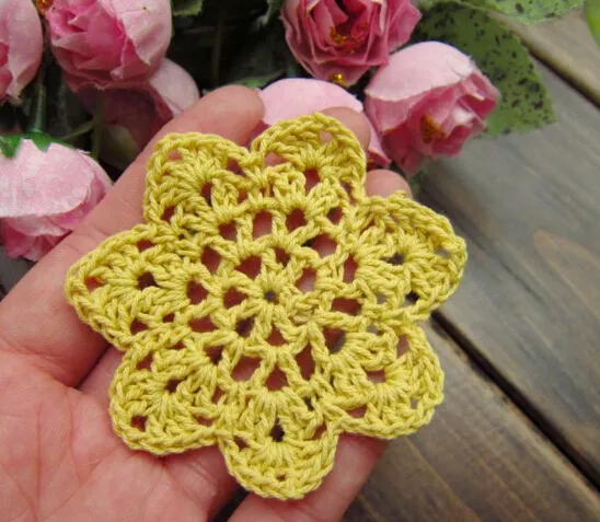 Commercio all'ingrosso i 7 centimetri rotondo tavolo crochet stuoia di cotone tappetino doily coaster con tappetino di fiori come tappetini