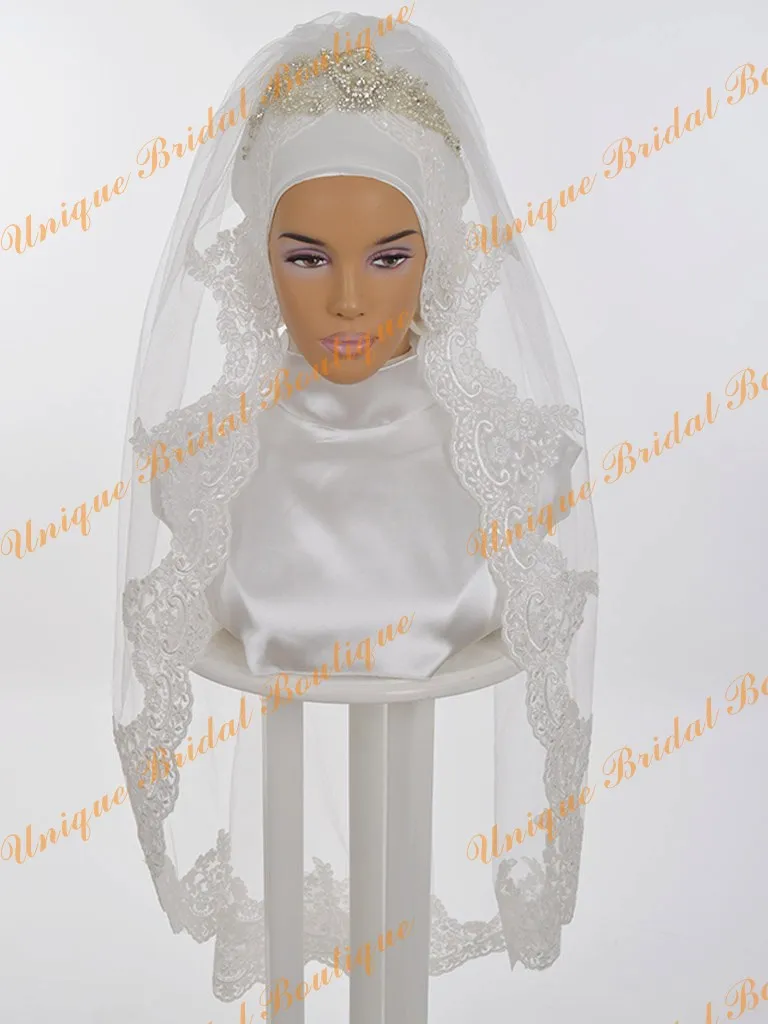 Veil dei nozze musulmani 2016 con il bordo appliquerato del merletto e cristalli di cristalli un strato lunghezza del gomito di hijab da sposa su misura