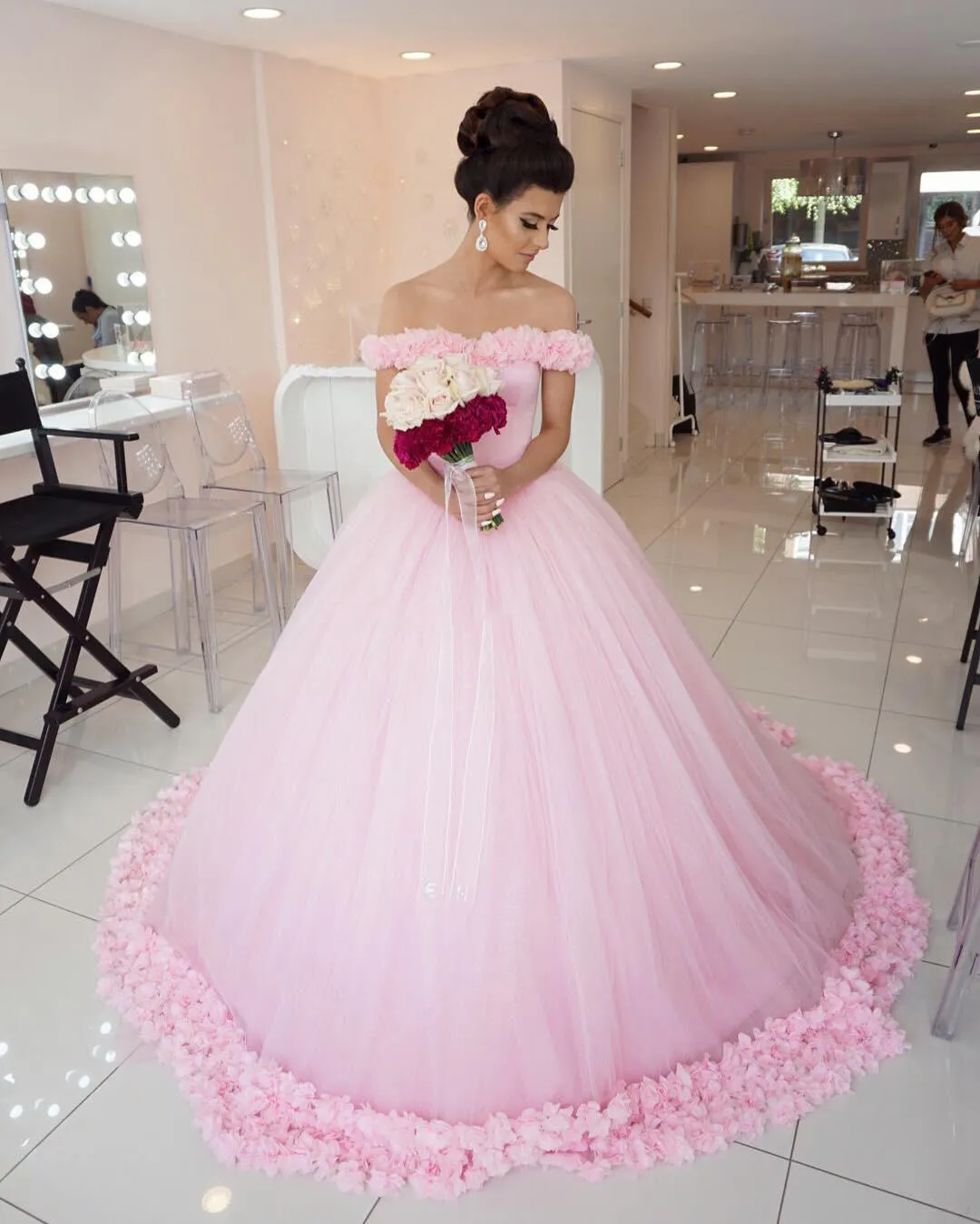 Gorgeous Pink Ball Gown Bröllopsklänningar Av Skulder Med Handgjorda Blommor Sweep Train Bridal Gowns Tulle Puffy Wedding Vestidos Skräddarsy