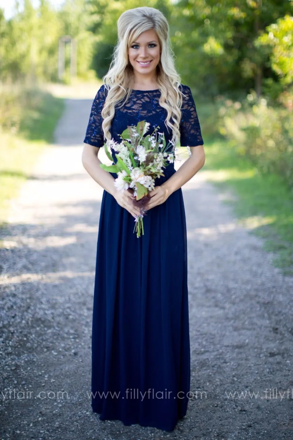 En dentelle brillante Bleu royal long modestes robes de demoiselle d'honneur avec demi-manches Rustiques Femmes formelles de mariage de soirée robes de fête