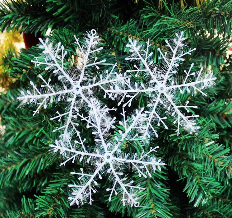 天井の吊り下げられたクリスマスの飾り、白いキラキラ雪の雪だるまの