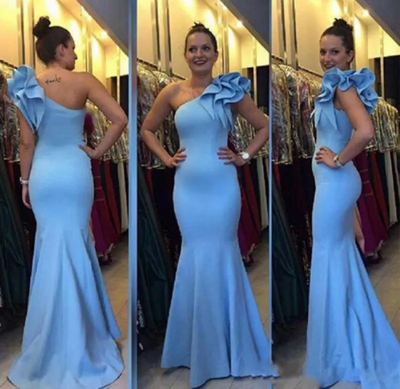 Céu azul um ombro longo dama de honra vestidos 2017 verão cetim sereia empregada de honra vestidos ruffles wedding hóspede vestidos barato