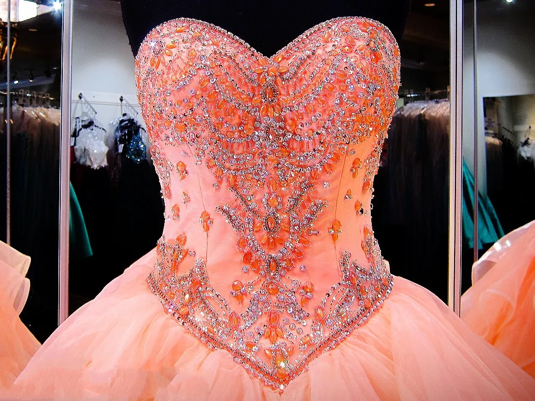 2023 Coral Ball Gowns Quinceanera Dress 연인 가면커 레드 크리스탈 파란색 코르셋 오간자 주름 길이 무도회 가운 달콤한 16 드레스