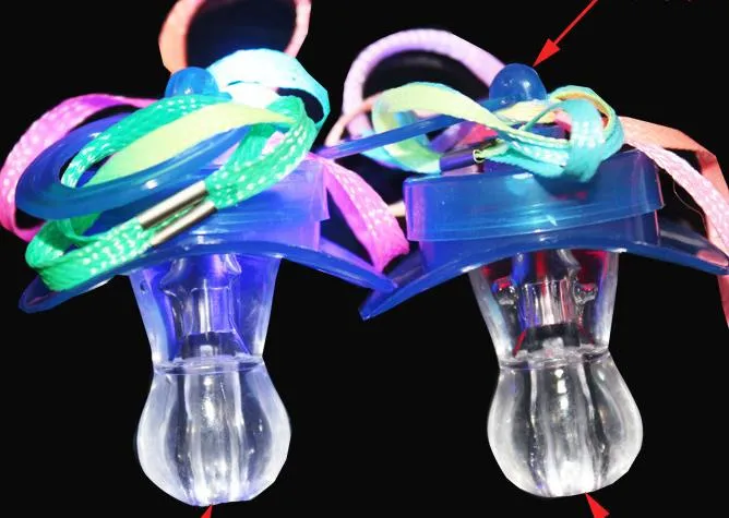 Ljus upp PACIFIER NIPPLE WHISTLE NACKLAMS Färgglada Flash LED -visselpipor Stag Hen Party Concert Sports Skeande Glow Props Survival To4258632