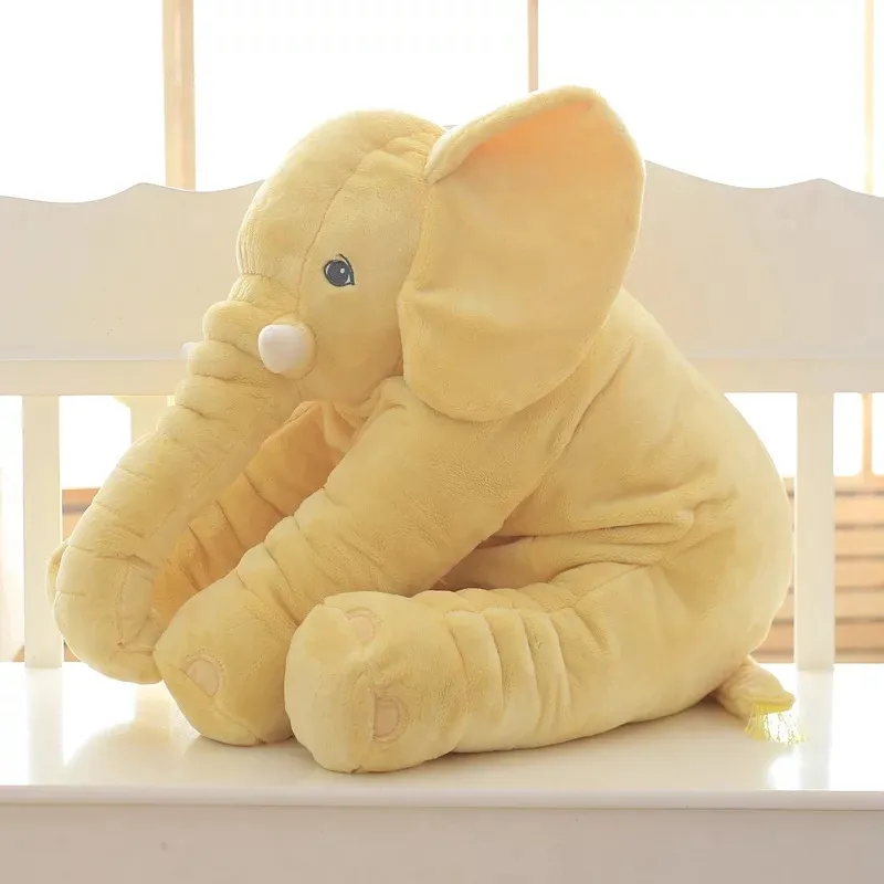 クリエイティブな漫画のかわいい象の枕を持っている大きな毛布の枕216L2904805