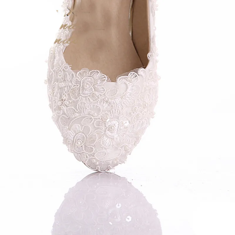 Ny stil Vit Lace Low Heel Wedding Bridal Pumps Kattunge Heel Bridesmaid Shoes Elegant Party Embellished Prom Skor Lady Dancing Shoes