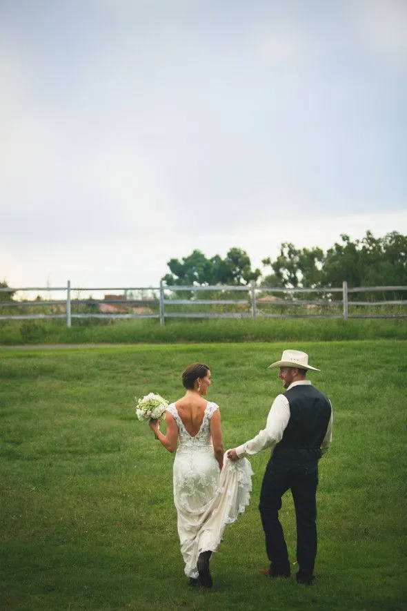 Vintage Country Wedding Dresses Portrait Lace Gowns Open Backless Lace Wedding Gowns Applique robe de mariee Rustic Bridal Dresses Boots