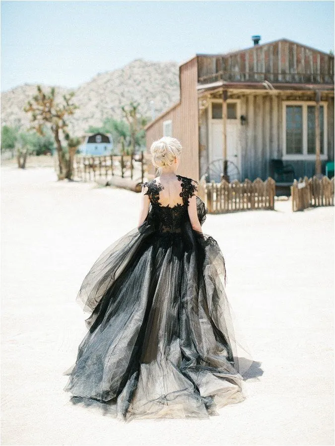 Vintage Black Lace And Tulle Wedding Dresses 2017 Gothic Scoop Lace Appliqued With Beads Champagne Lining Bridal Gowns Custom Made EN10091