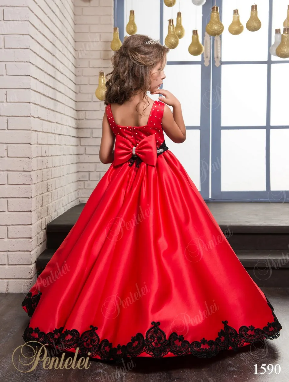 2021 Red Girls Christmas Sukienki z czarnymi szczegółami i Big Bow Crystals Satin A Little Girls Party Suknie Custom Made