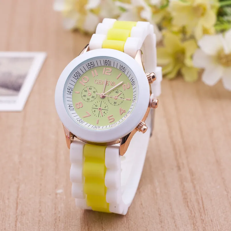 Nyaste mode Genève Silicone Quartz Watch Tre Circles Display White Strap Candy Color Gummi Girls Ladies Women Watches