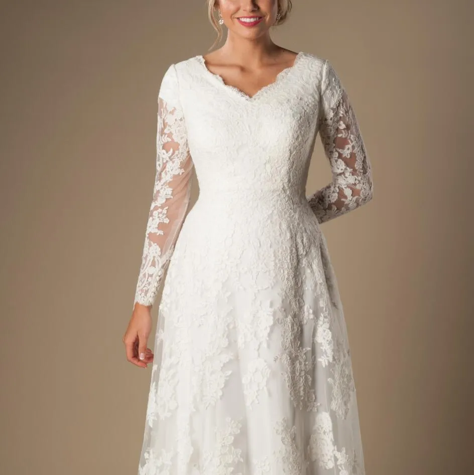 Abiti da sposa modesti con applicazioni in pizzo vintage a trapezio avorio con maniche lunghe con scollo a V maniche lunghe abiti da sposa su misura